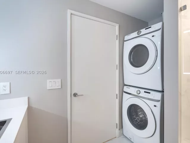 4-bedroom condo for sale in Miami - 700 NE 24th ST 5407 - MondialRealty