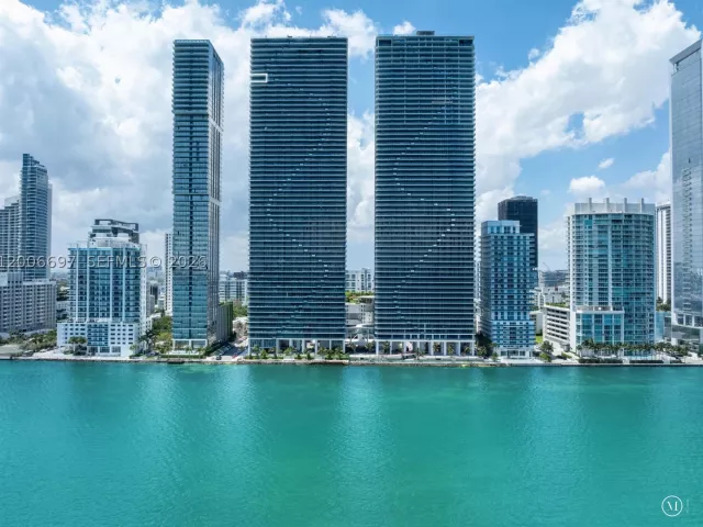 4-bedroom condo for sale in Miami - 700 NE 24th ST 5407 - MondialRealty