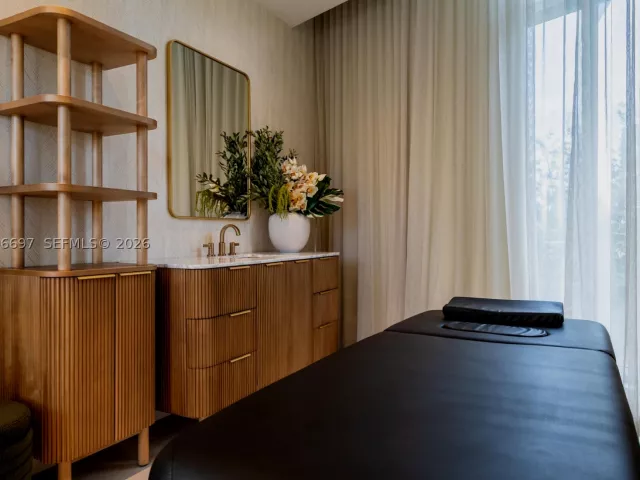 4-bedroom condo for sale in Miami - 700 NE 24th ST 5407 - MondialRealty