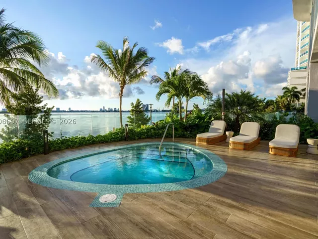 4-bedroom condo for sale in Miami - 700 NE 24th ST 5407 - MondialRealty