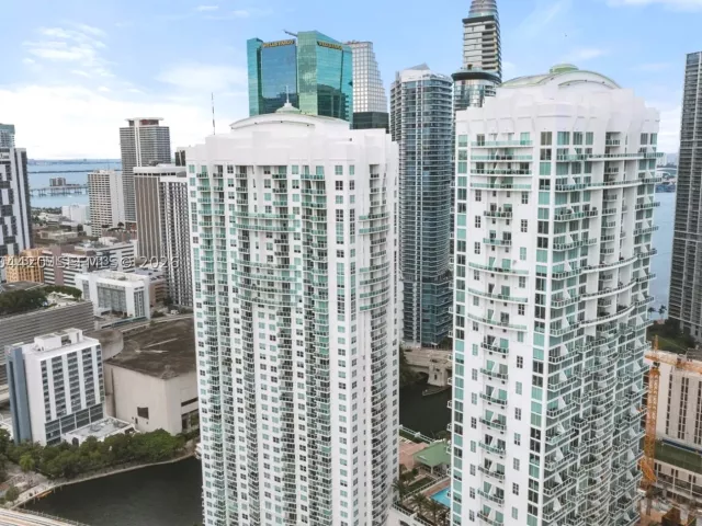 3-bedroom condo for rent in Miami - 31 SE 5th St 4121 - MondialRealty