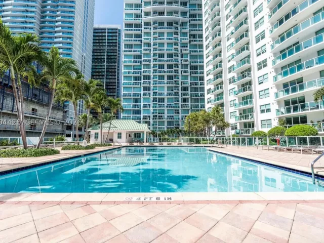 3-bedroom condo for rent in Miami - 31 SE 5th St 4121 - MondialRealty