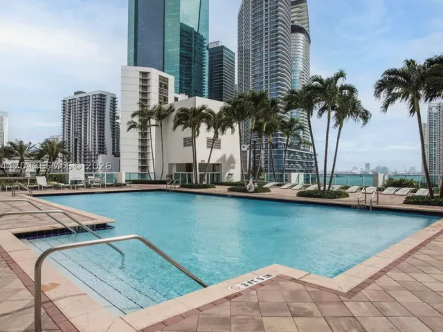 3-bedroom condo for rent in Miami - 31 SE 5th St 4121 - MondialRealty