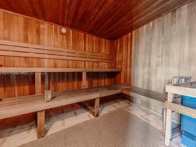 3-bedroom condo for rent in Miami - 31 SE 5th St 4121 - MondialRealty