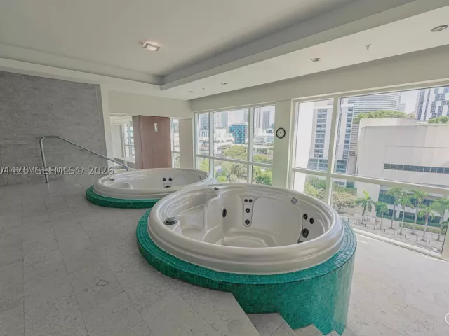 3-bedroom condo for rent in Miami - 31 SE 5th St 4121 - MondialRealty