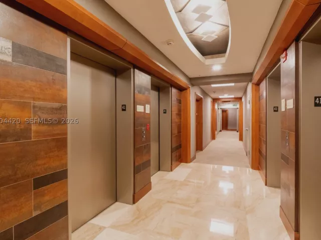 3-bedroom condo for rent in Miami - 31 SE 5th St 4121 - MondialRealty