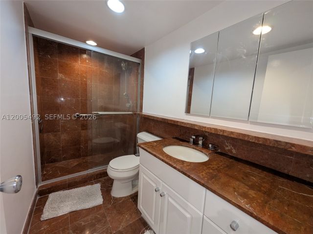 2-bedroom condo for sale in Miami Beach - 5161 Collins Ave 518 - MondialRealty
