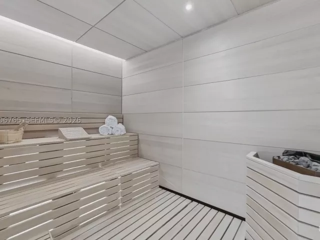 2-bedroom condo for sale in Miami - 175 SE 25th Rd 604 - MondialRealty