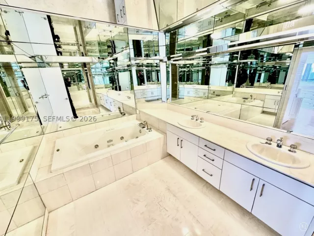 3-bedroom condo for sale in Aventura - 2000 Island Blvd 1801 - MondialRealty