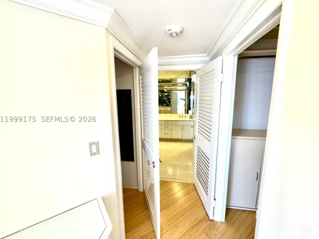 3-bedroom condo for sale in Aventura - 2000 Island Blvd 1801 - MondialRealty