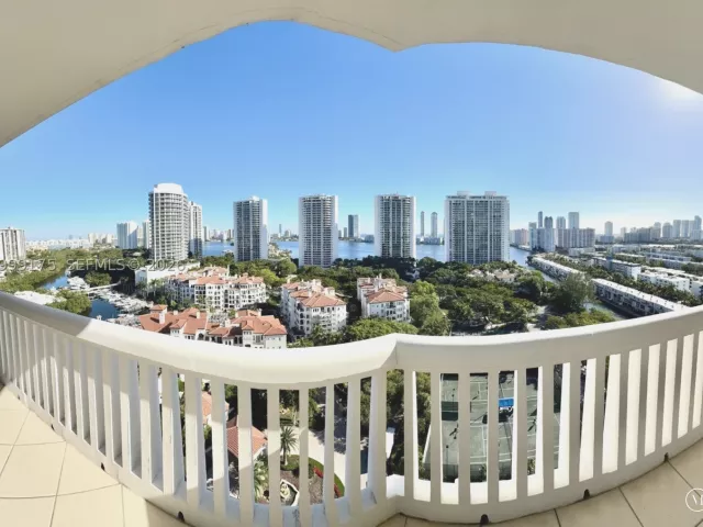 3-bedroom condo for sale in Aventura - 2000 Island Blvd 1801 - MondialRealty