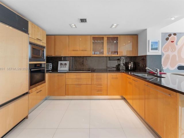 3-bedroom condo for rent in Miami Beach - 6801 Collins Ave PH01/02 - MondialRealty