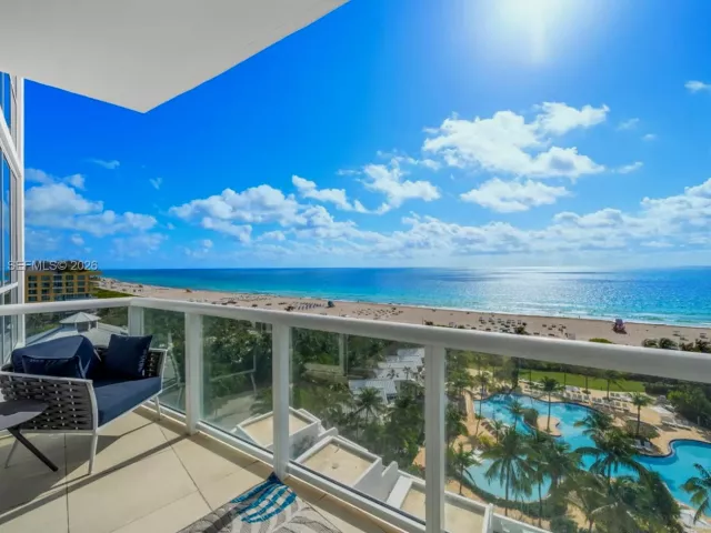 3-bedroom condo for sale in Miami Beach - 50 S Pointe Dr 1201/08 - MondialRealty