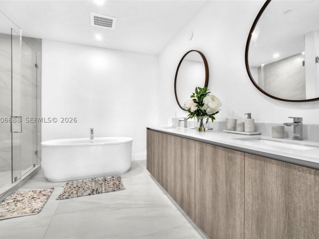 3-bedroom condo for rent in Sunny Isles Beach - 17550 Collins Ave 1002 - MondialRealty