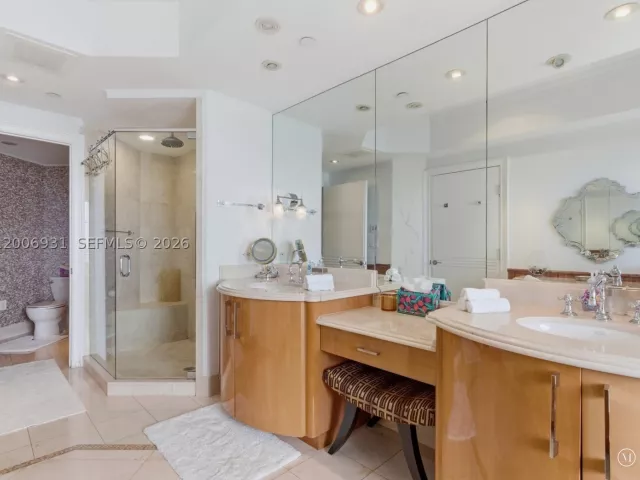3-bedroom condo for rent in Sunny Isles Beach - 17875 Collins Ave 1501 - MondialRealty