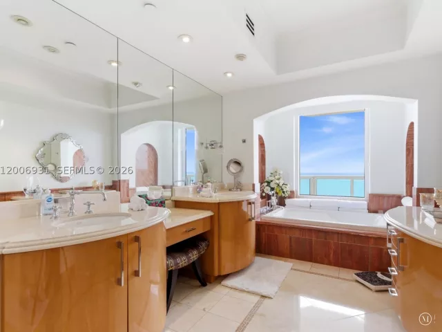 3-bedroom condo for rent in Sunny Isles Beach - 17875 Collins Ave 1501 - MondialRealty