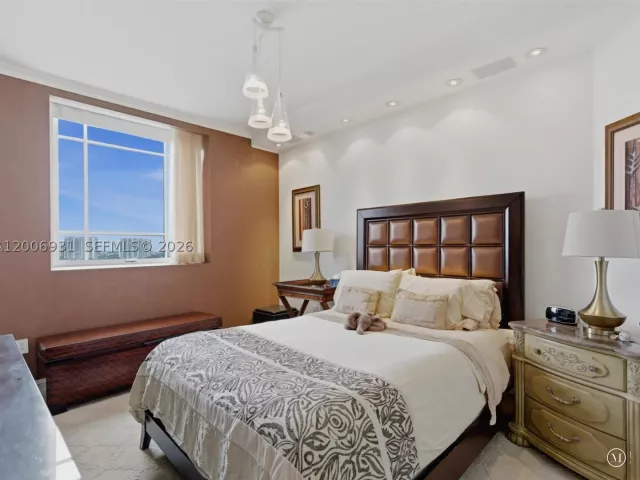 3-bedroom condo for rent in Sunny Isles Beach - 17875 Collins Ave 1501 - MondialRealty
