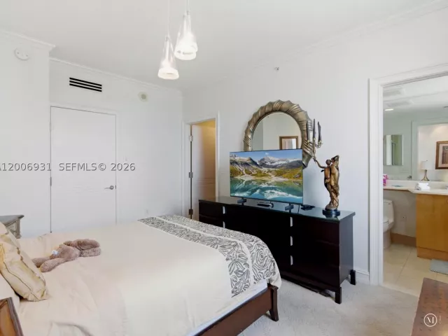 3-bedroom condo for rent in Sunny Isles Beach - 17875 Collins Ave 1501 - MondialRealty