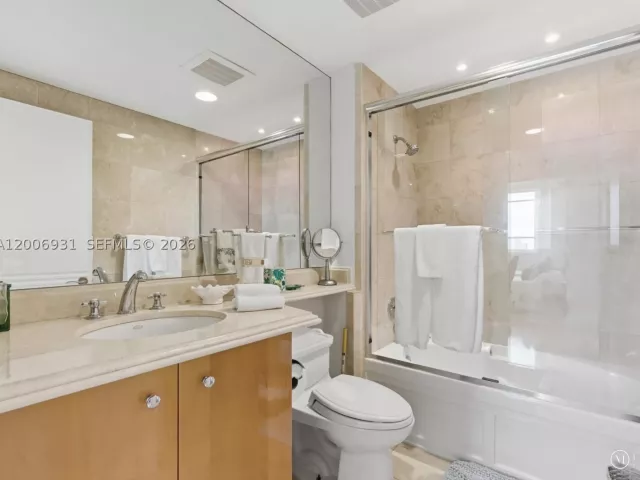 3-bedroom condo for rent in Sunny Isles Beach - 17875 Collins Ave 1501 - MondialRealty