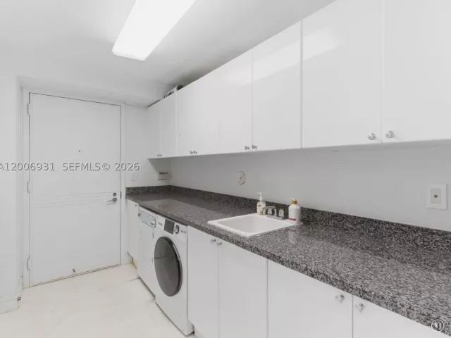 3-bedroom condo for rent in Sunny Isles Beach - 17875 Collins Ave 1501 - MondialRealty