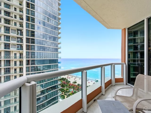 3-bedroom condo for rent in Sunny Isles Beach - 17875 Collins Ave 1501 - MondialRealty