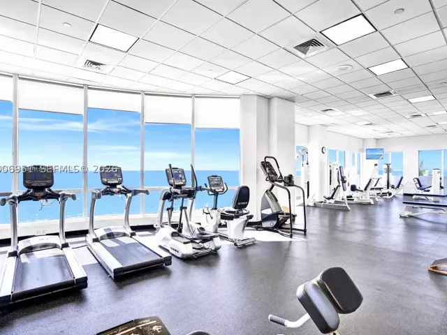 1-bedroom condo for rent in Miami Beach - 6365 Collins Ave 906 - MondialRealty