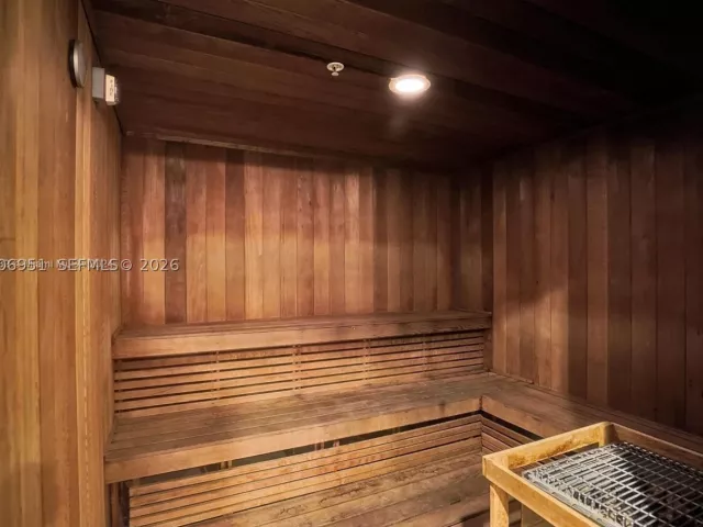 1-bedroom condo for rent in Miami Beach - 6365 Collins Ave 906 - MondialRealty