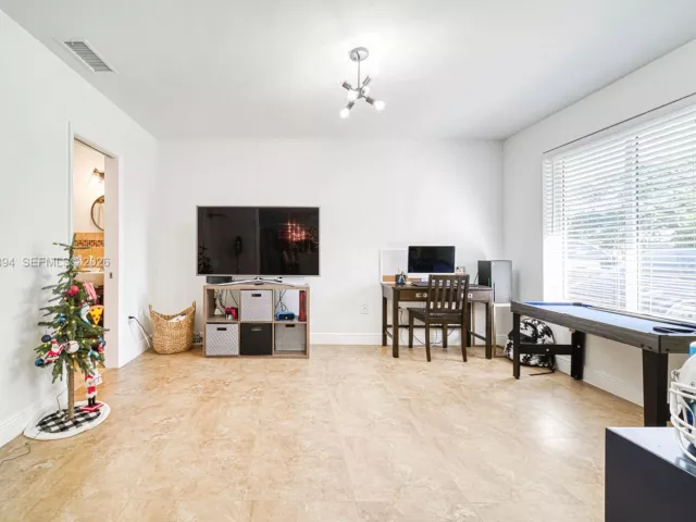 4-bedroom home for rent in Miami - 10600 SW 80th Ct - MondialRealty