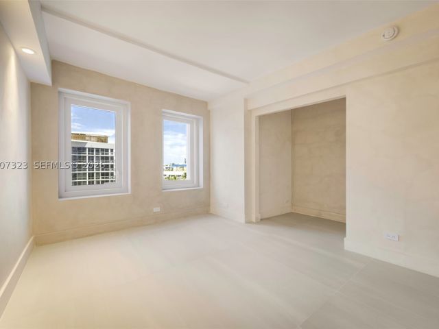 3-bedroom condo for rent in Miami Beach - 2301 Collins Ave 526 - MondialRealty