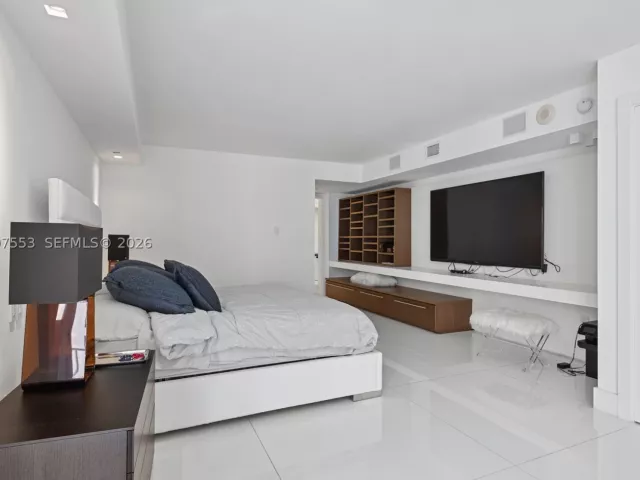 5-bedroom condo for rent in Bal Harbour - 10155 Collins Ave 1210 - MondialRealty