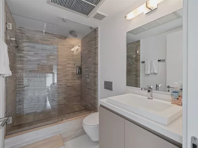 5-bedroom condo for rent in Bal Harbour - 10155 Collins Ave 1210 - MondialRealty