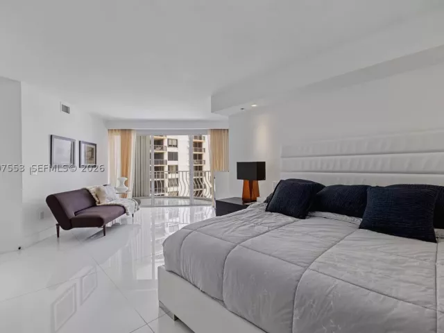 5-bedroom condo for rent in Bal Harbour - 10155 Collins Ave 1210 - MondialRealty