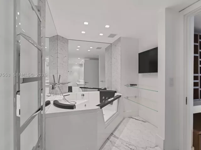 5-bedroom condo for rent in Bal Harbour - 10155 Collins Ave 1210 - MondialRealty