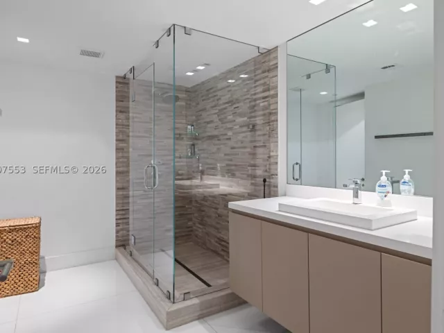 5-bedroom condo for rent in Bal Harbour - 10155 Collins Ave 1210 - MondialRealty