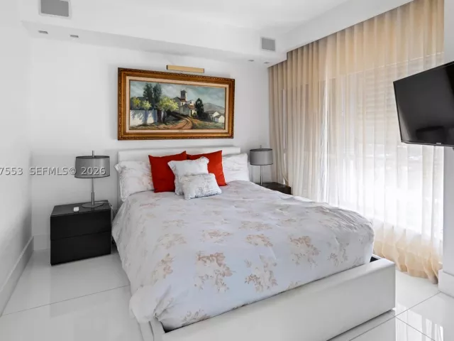 5-bedroom condo for rent in Bal Harbour - 10155 Collins Ave 1210 - MondialRealty