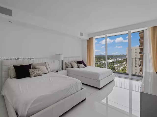 5-bedroom condo for rent in Bal Harbour - 10155 Collins Ave 1210 - MondialRealty