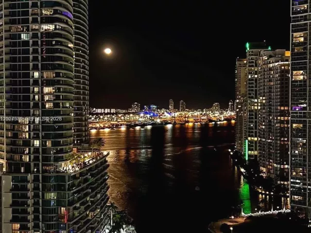 2-bedroom condo for rent in Miami - 31 SE 5th St 3002 - MondialRealty