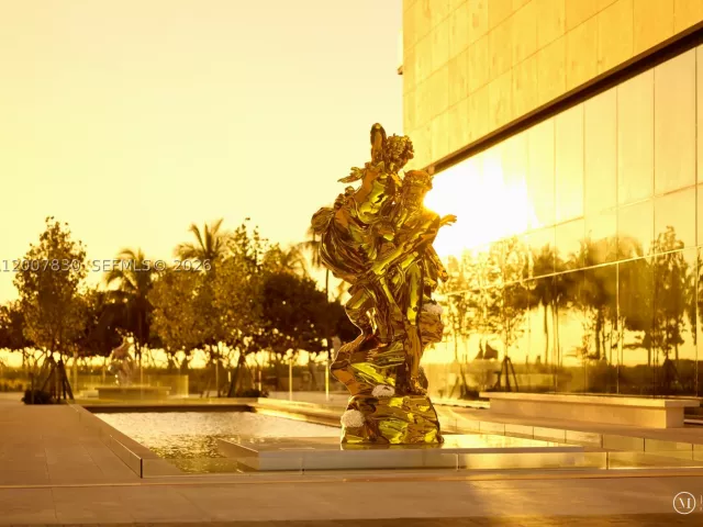 1-bedroom condo for sale in Bal Harbour - 10201 Collins Ave 404 - MondialRealty