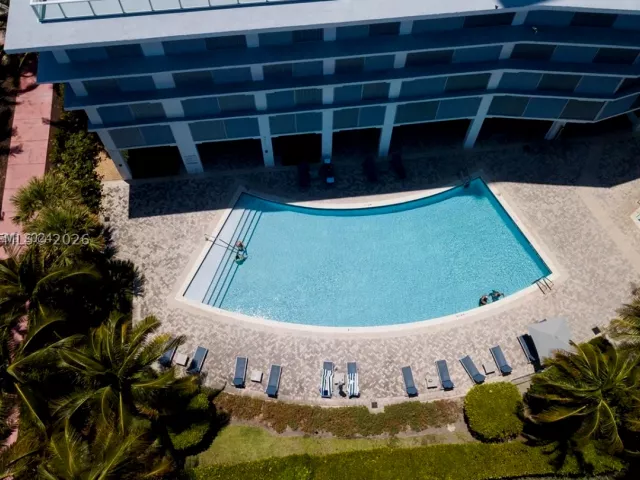 2-bedroom condo for rent in Miami Beach - 6515 Collins Ave 1609 - MondialRealty