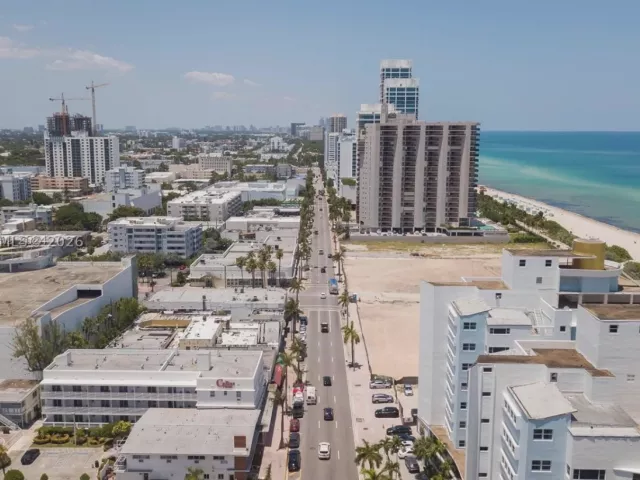 2-bedroom condo for rent in Miami Beach - 6515 Collins Ave 1609 - MondialRealty