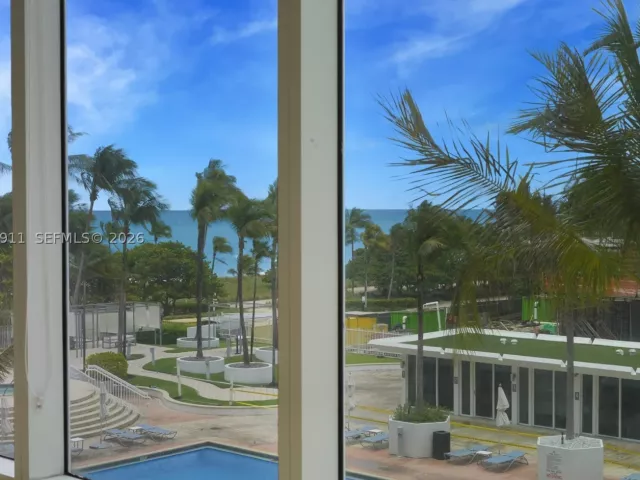 1-bedroom condo for sale in Bal Harbour - 10275 Collins Ave 315 - MondialRealty
