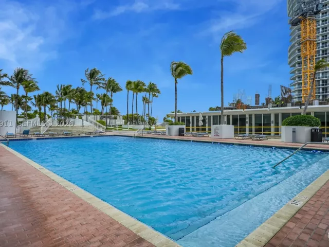 1-bedroom condo for sale in Bal Harbour - 10275 Collins Ave 315 - MondialRealty