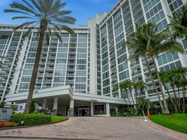 1-bedroom condo for sale in Bal Harbour - 10275 Collins Ave 315 - MondialRealty