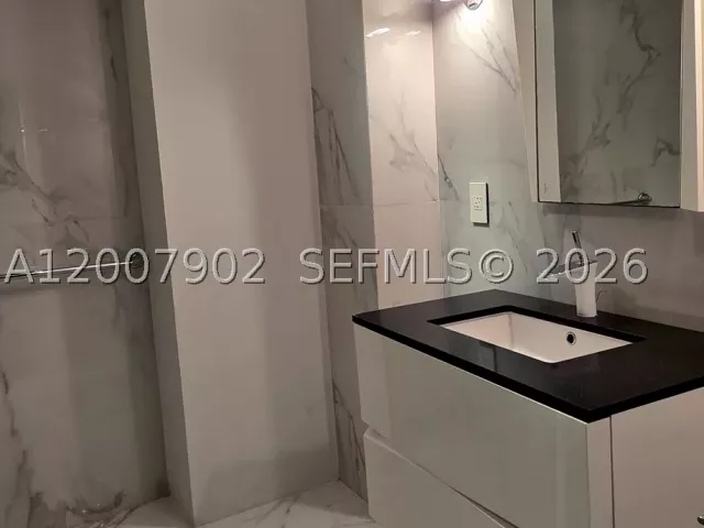 1-bedroom condo for rent in Miami Beach - 5255 Collins Ave 7G - MondialRealty