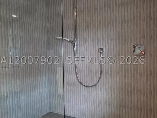 1-bedroom condo for rent in Miami Beach - 5255 Collins Ave 7G - MondialRealty