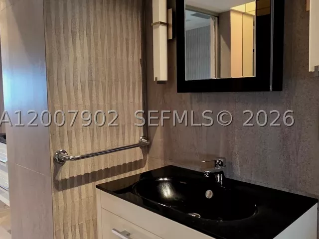 1-bedroom condo for rent in Miami Beach - 5255 Collins Ave 7G - MondialRealty