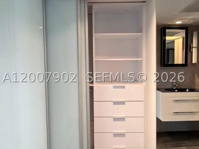 1-bedroom condo for rent in Miami Beach - 5255 Collins Ave 7G - MondialRealty