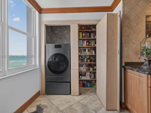 2-bedroom condo for sale in Hollywood - 2751 S Ocean Dr 504S - MondialRealty