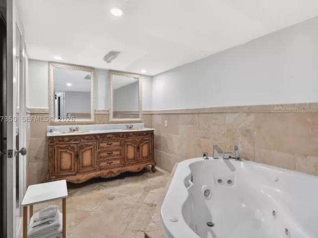 2-bedroom condo for sale in Hollywood - 2751 S Ocean Dr 504S - MondialRealty