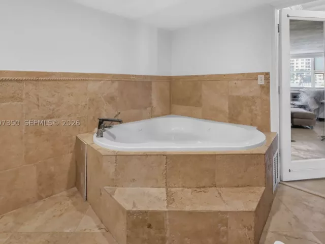 2-bedroom condo for sale in Hollywood - 2751 S Ocean Dr 504S - MondialRealty